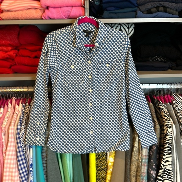 J Crew 100% cotton blue/white print button down shirt size 00 - Picture 1 of 3